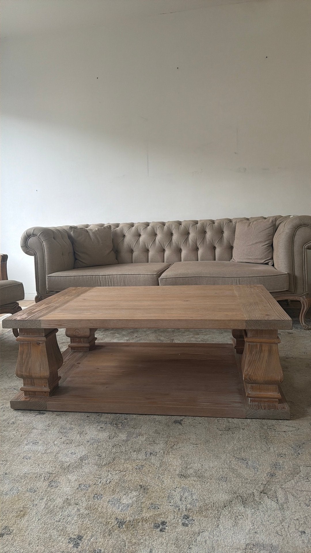Robuuste houten salontafel – massieve landelijke stijl, Huis en Inrichting, Ophalen, Zo goed als nieuw