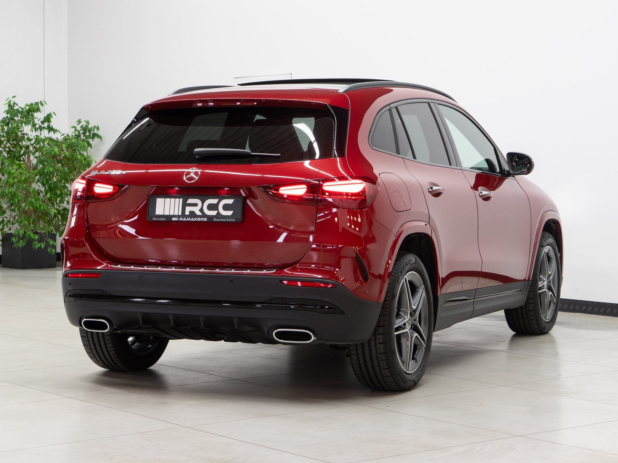 Mercedes-Benz GLA 250 e AMG Night PANORAMA Burmester Memory, Auto's, Gebruikt, Zwart, 4 cilinders, Alcantara