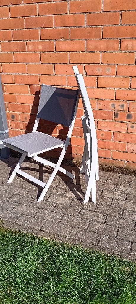 2  bijna NIEUWE BRISTOL wit/ grijze PLOOISTOELEN, Tuin en Terras, Ophalen, Zo goed als nieuw, Aluminium, Stapelbaar