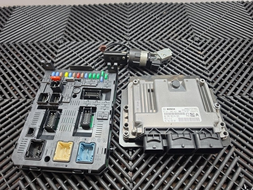 CALCULATEUR MOTEUR ECU Peugeot 3008 I (0U / HU), Autos : Pièces & Accessoires, Robert Bosch AG, Utilisé, Robert-Bosch-Allee 1
74232  Abstatt, DE