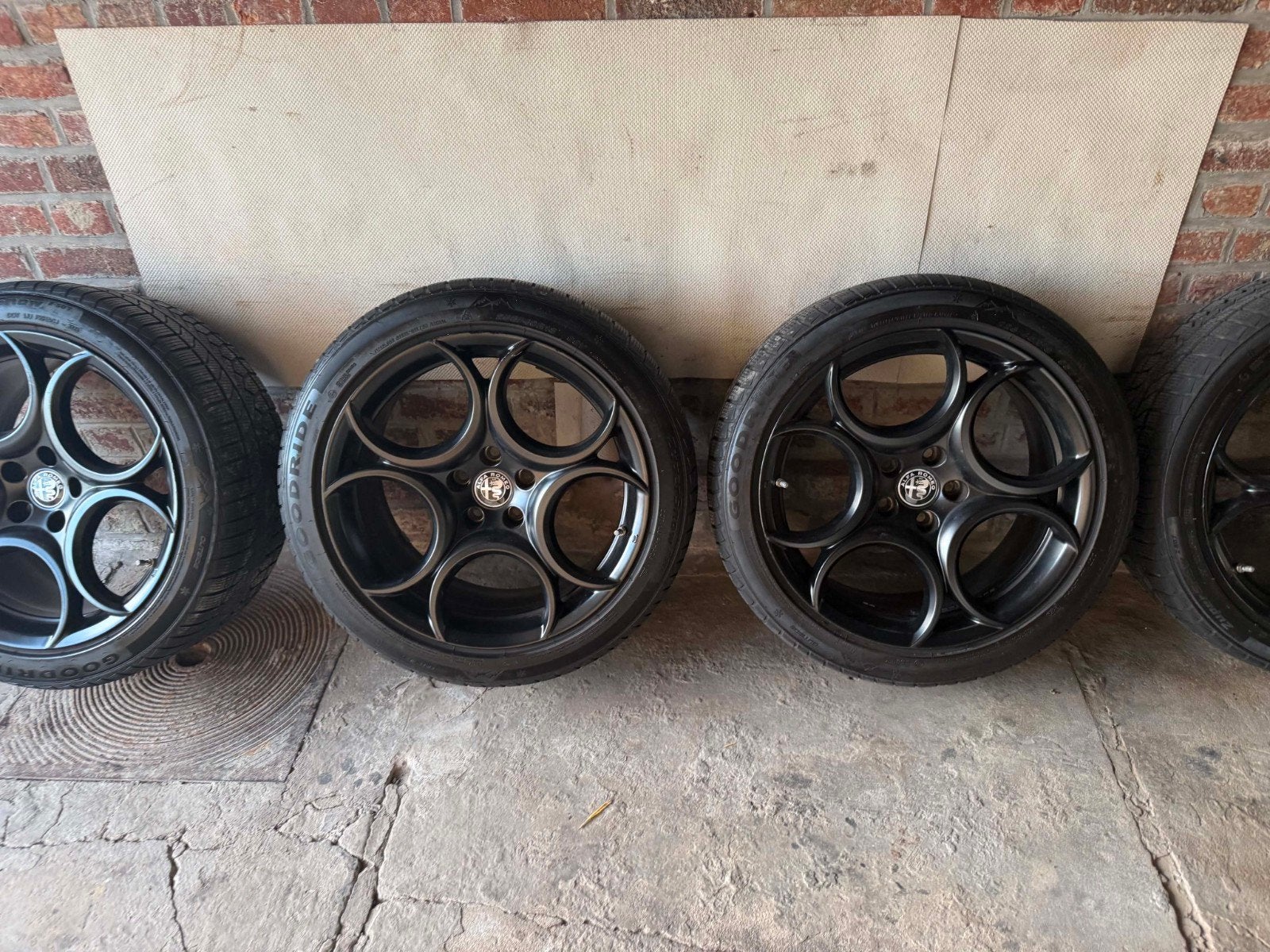 jantes Alfa Romeo Giulia 18 pouces et 4 pneus proche du neuf, Auto-onderdelen, Banden en Velgen, Ophalen of Verzenden, 18 inch
