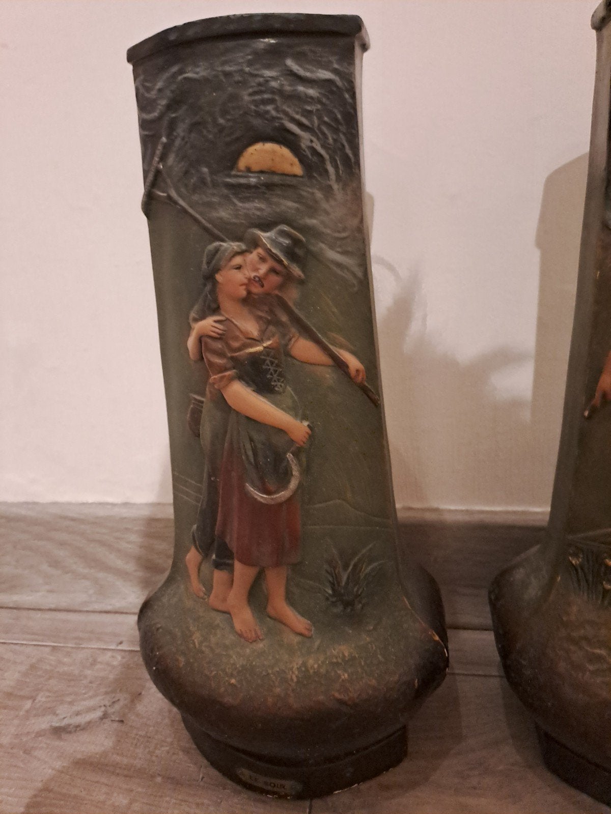 Vases anciens en plâtre, le matin, le soir, Enlèvement