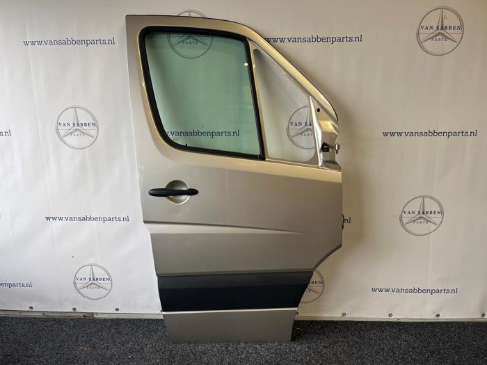 Portière 2portes droite d'un Mercedes Sprinter (9744), Autos : Pièces & Accessoires, Carrosserie & Tôlerie, Porte, Mercedes-Benz