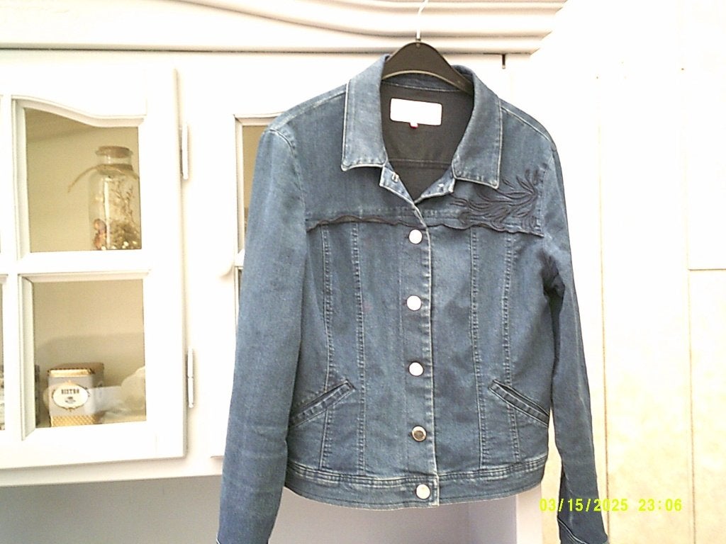 Mooie Jeans jas met borduursel maat L, Kleding | Dames, Jasjes, Kostuums en Pakken, Blauw, Melvin, Maat 42/44 (L), Ophalen of Verzenden