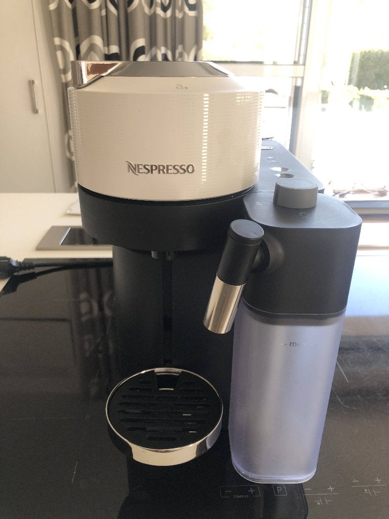 Nespresso machine Vertuo Lattissima, Elektronische apparatuur, Koffiezetapparaten, Ophalen, Espresso apparaat, Zo goed als nieuw