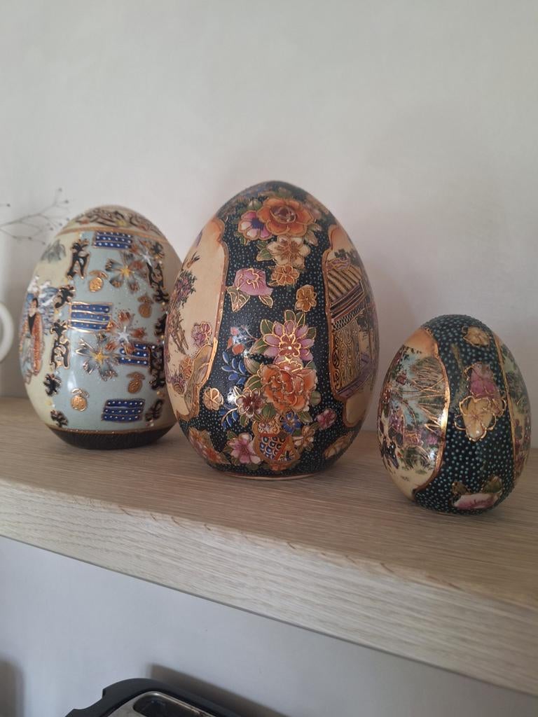 3Aziatische porseleinen eieren, Ophalen