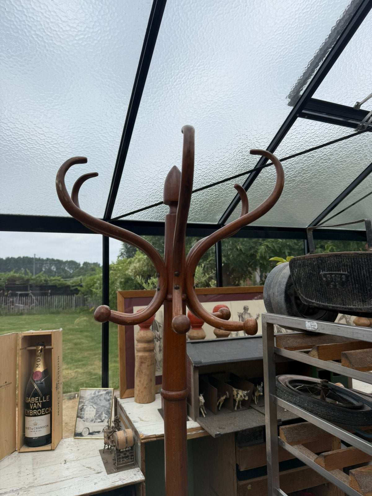 Portemanteaux Thonet, Enlèvement