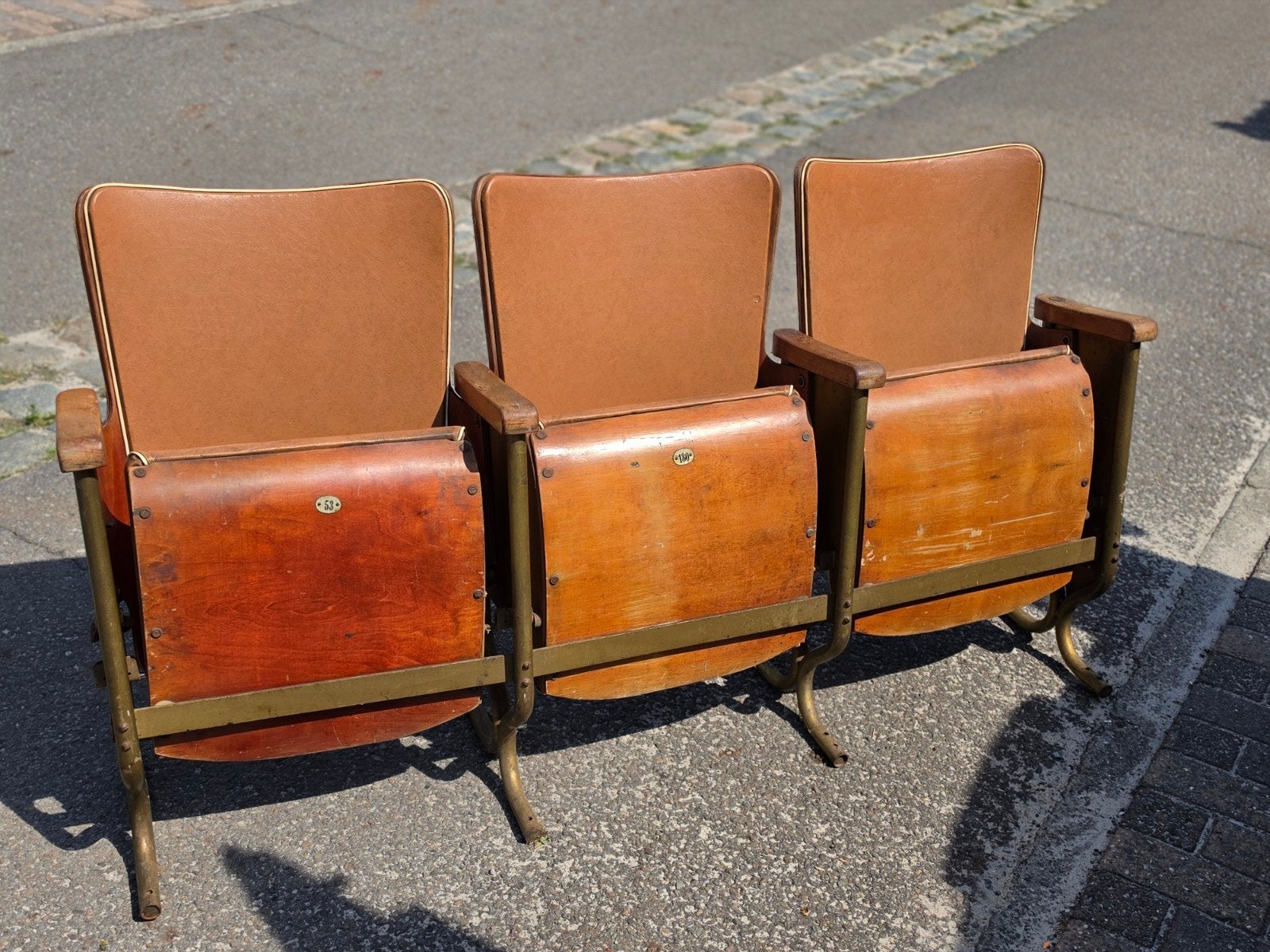 Sièges cinéma, Enlèvement
