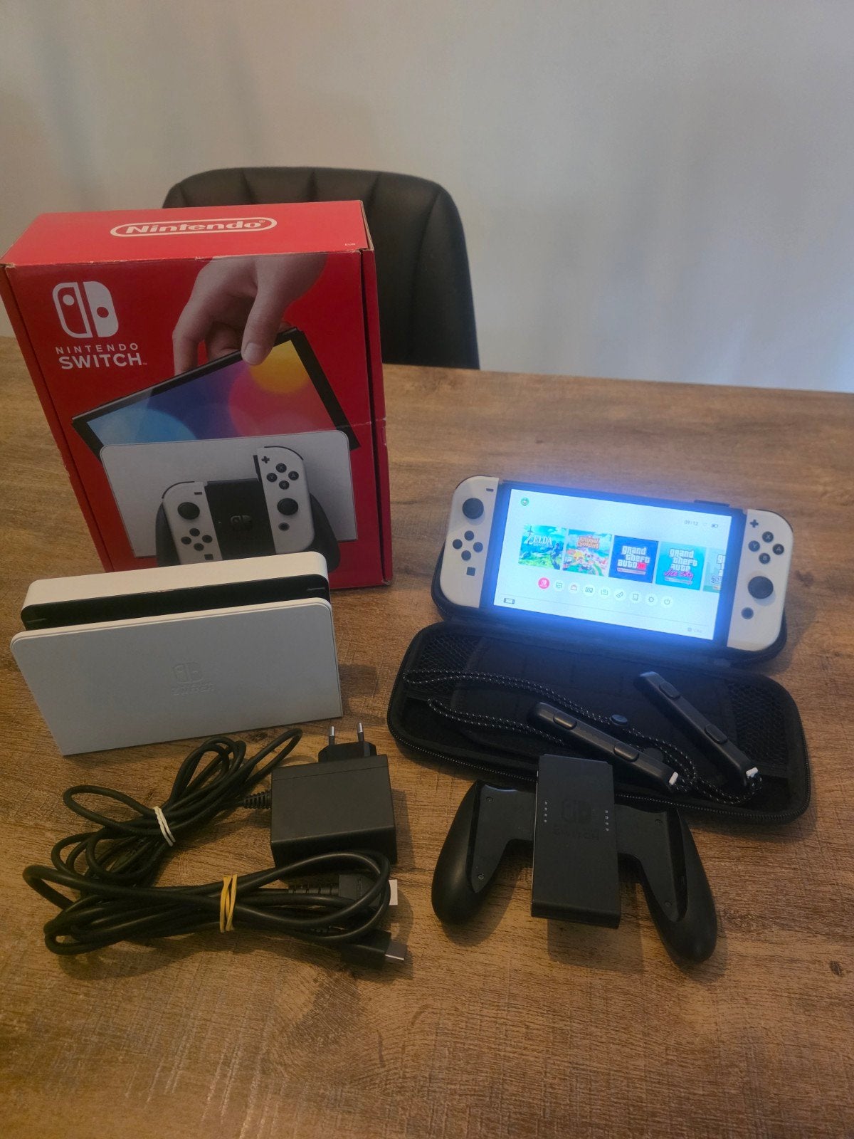 Nintendo Switch OLED Blanche + Coffret et accessoires, Consoles de jeu & Jeux vidéo, Consoles de jeu | Nintendo Switch, Comme neuf