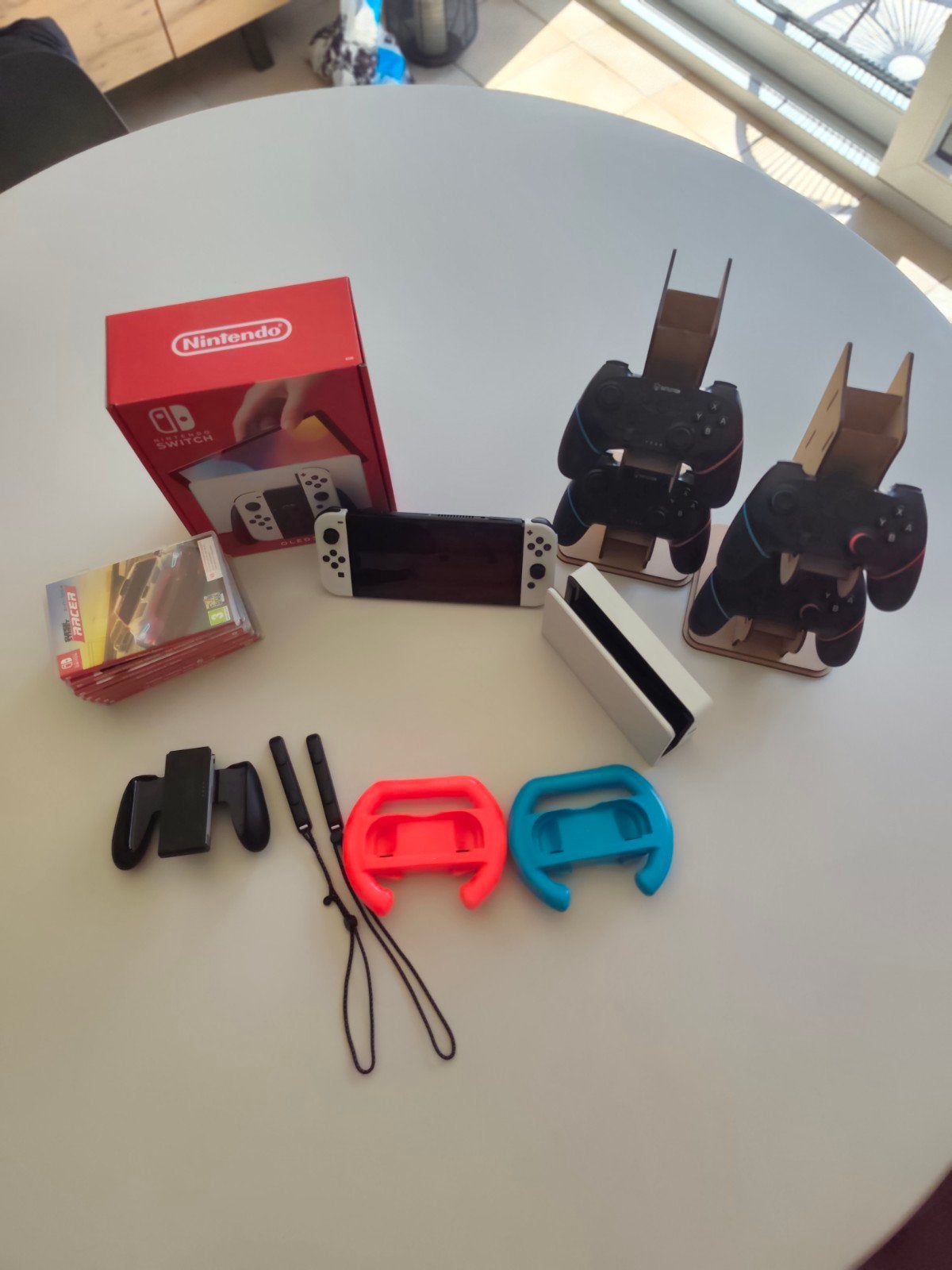 Nintendo Switch OLED avec accessoires, Switch OLED, Enlèvement ou Envoi, Comme neuf, Avec 3 manettes ou plus