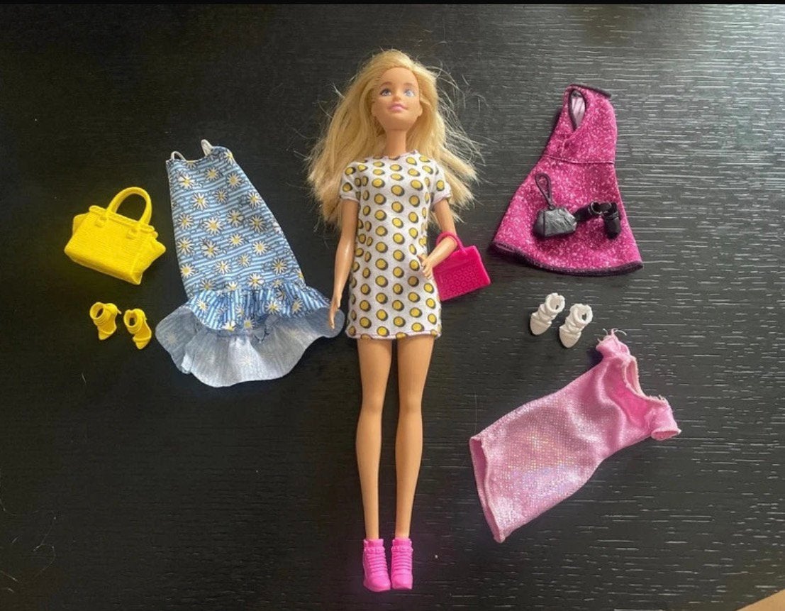 Barbie mode plusieurs tenues, Enfants & Bébés, Jouets | Poupées, Enlèvement ou Envoi, Utilisé, Barbie