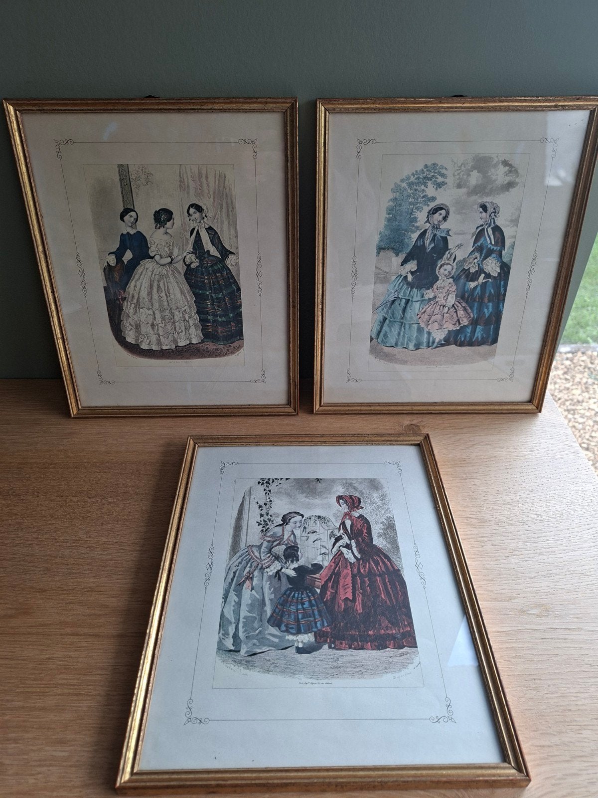 Trois gravures de modes anciennes. Signées Anais Toudouze., Antiquités & Art, Enlèvement