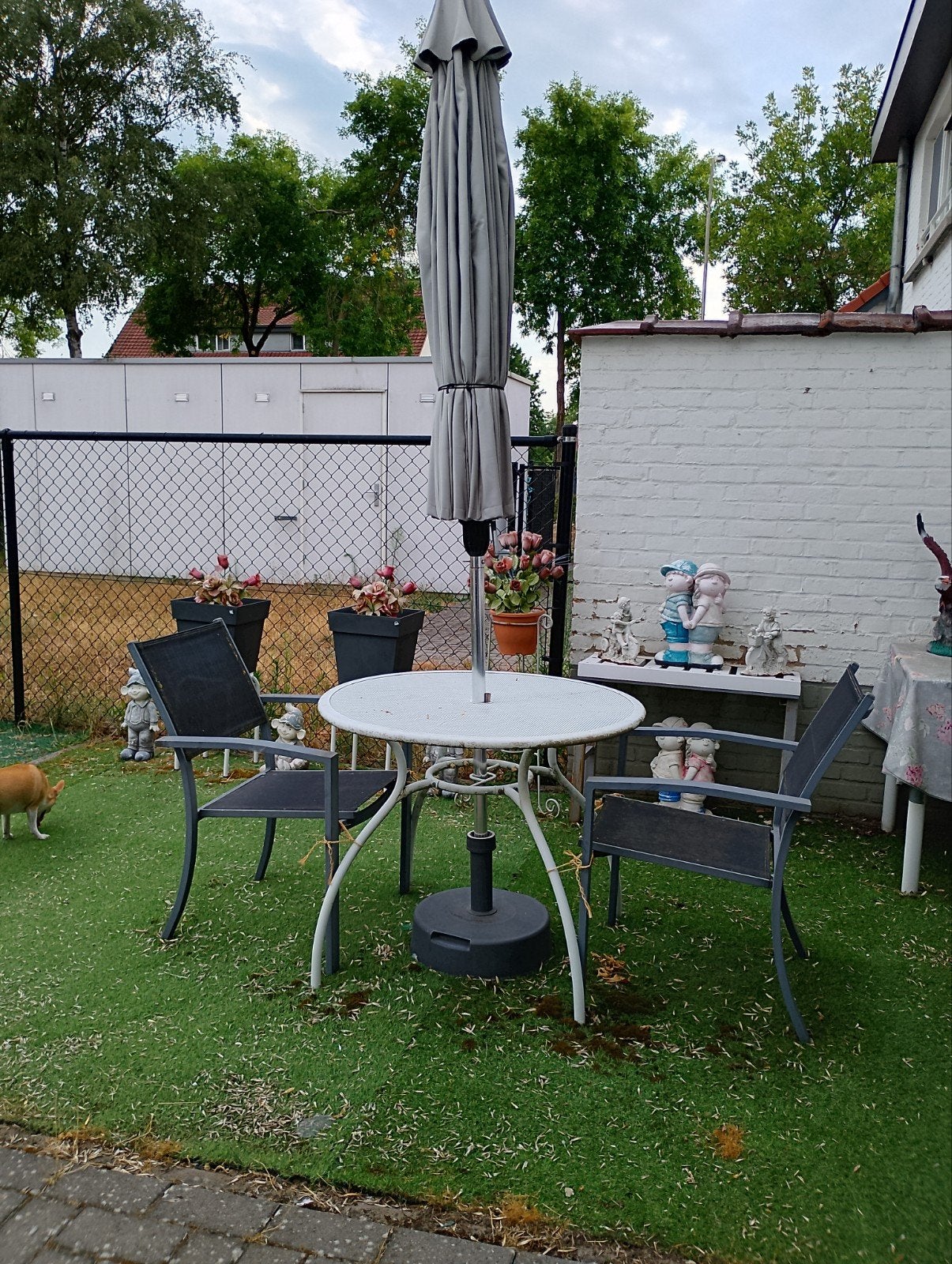 tuintafel met ronde parasol en 2 tuinstoelen, Tuin en Terras, Ophalen