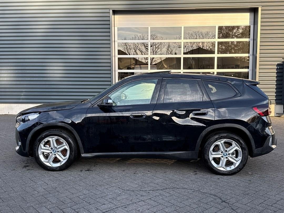 BMW IX1 XDrive30 67 kWh, harman kadon, panoramadak, Auto's, Automaat, Dealer onderhouden, 313 pk, Zwart
