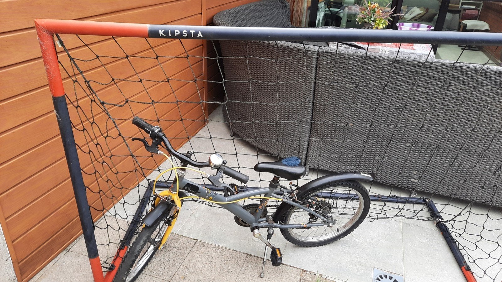 Fiets  + voetbaldoel, Ophalen