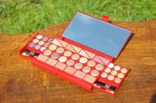 palette de maquillage dily boite rouge, Bijoux, Sacs & Beauté, Enlèvement ou Envoi, Neuf