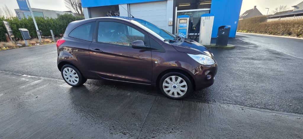 mooie ford ka titanium uitvoering met airco 85000 km, Auto's, Ford, Voorwielaandrijving, 4 zetels, Stof, 4 cilinders