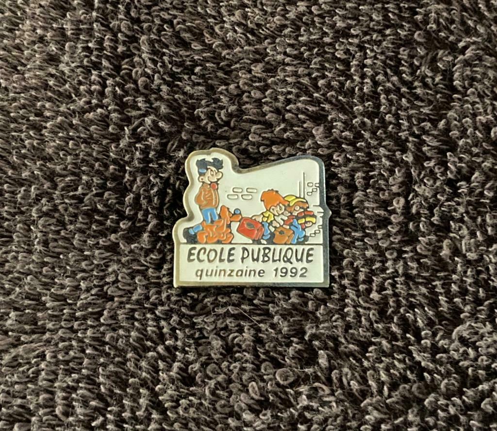 PIN - ECOLE PUBLIQUE - BOULE ET BILL -  BOLLIE EN BILLIE, Collections, Envoi, Utilisé, Autres sujets/thèmes, Insigne ou Pin's