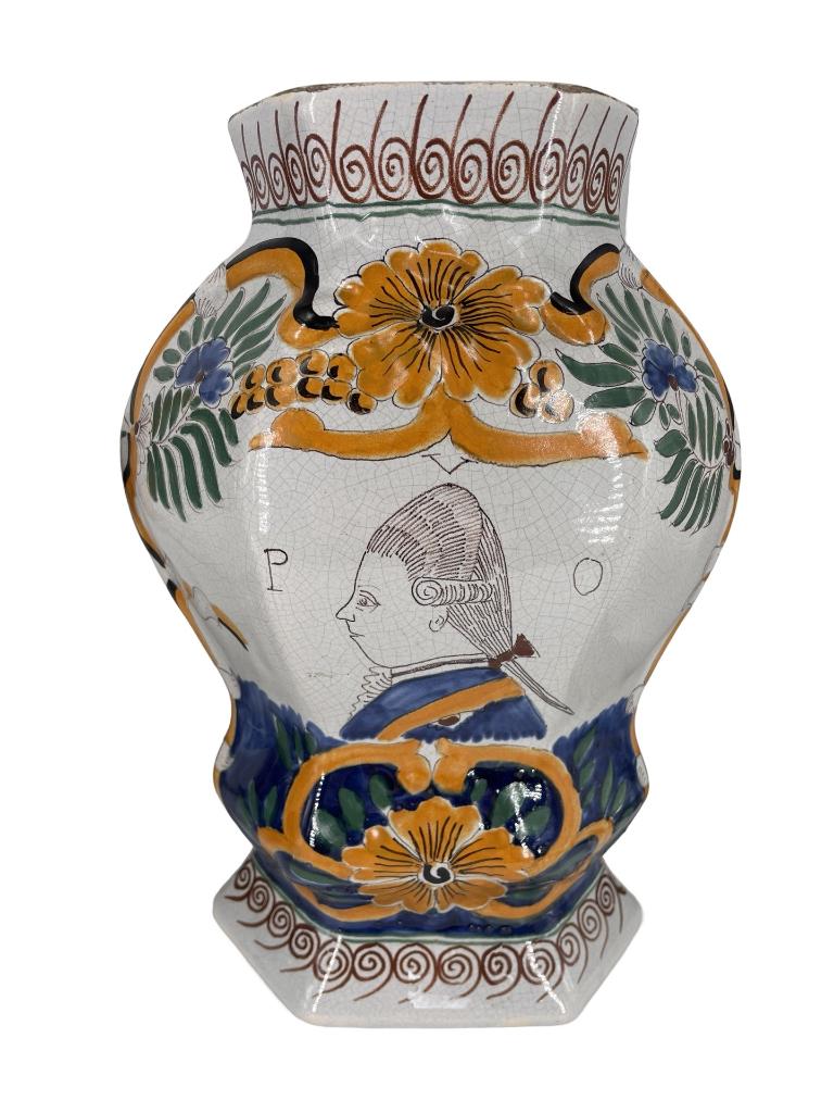 Paire de vases en faïence décor Prince d’Orange – XIXe, Antiquités & Art, Enlèvement ou Envoi