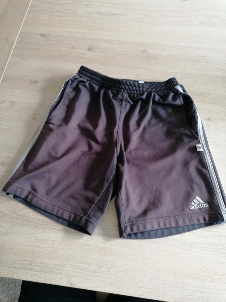 Short Adidas taille 152, Enlèvement ou Envoi, Comme neuf, Taille 152