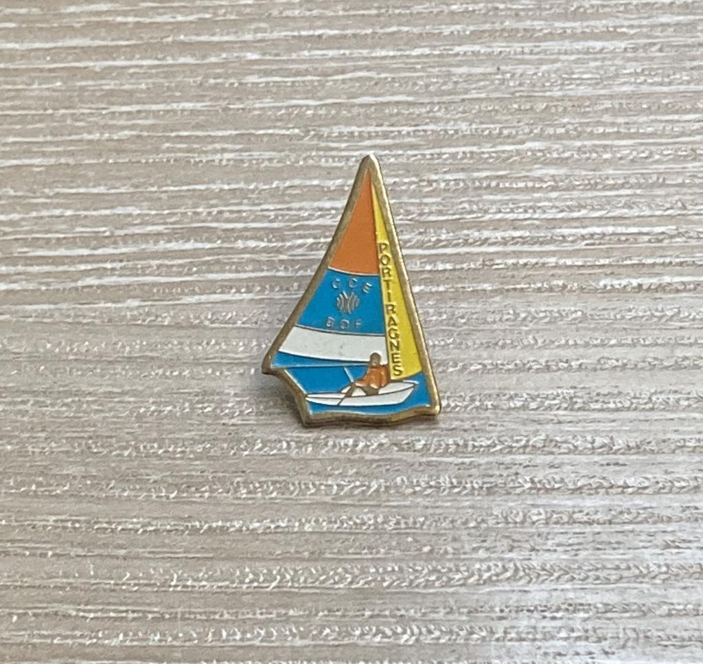 PIN - ZEILBOOT - VOILIER - PORTIRAGNES - FRANCE - FRANKRIJK, Verzenden, Gebruikt, Stad of Land, Speldje of Pin