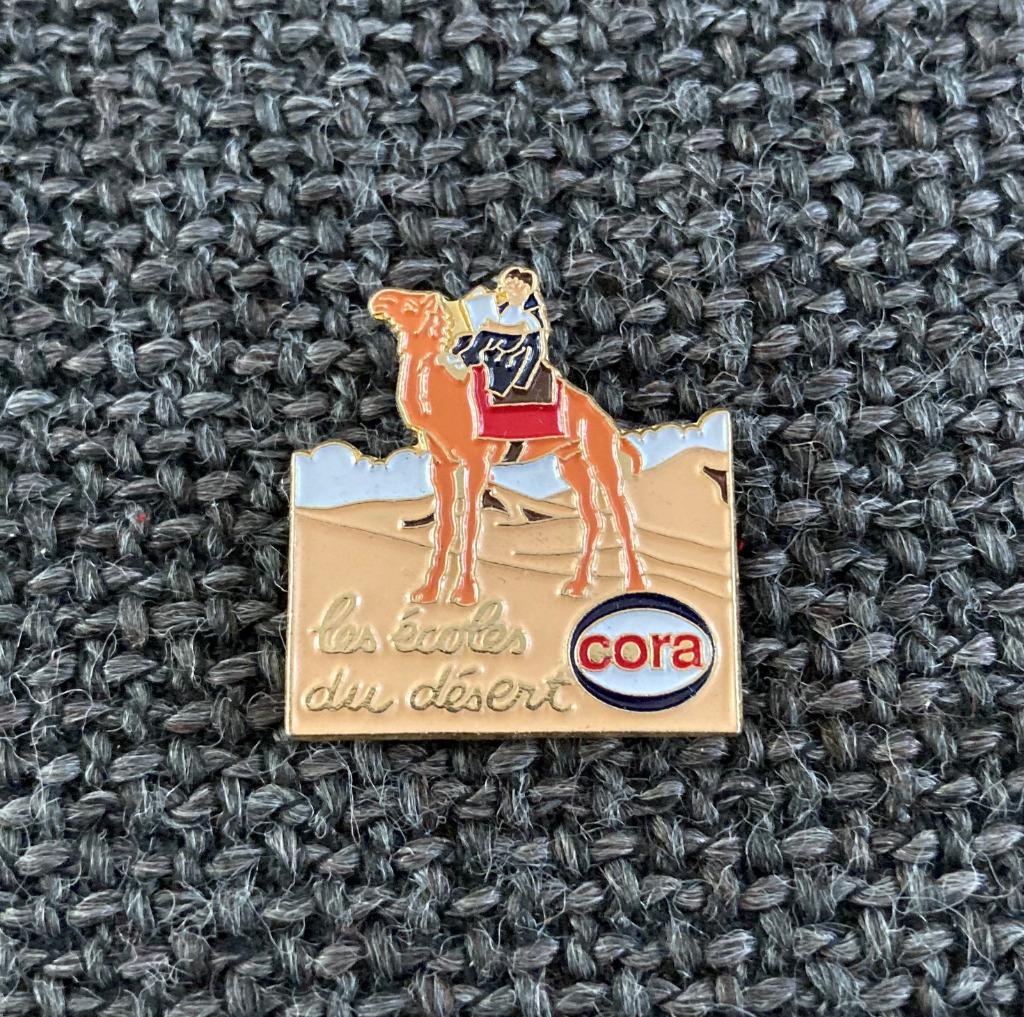 PIN - CORA - LES ÈCOLES DU DÈSERT - CHAMEAU - KAMEEL, Envoi, Utilisé, Autres sujets/thèmes, Insigne ou Pin's