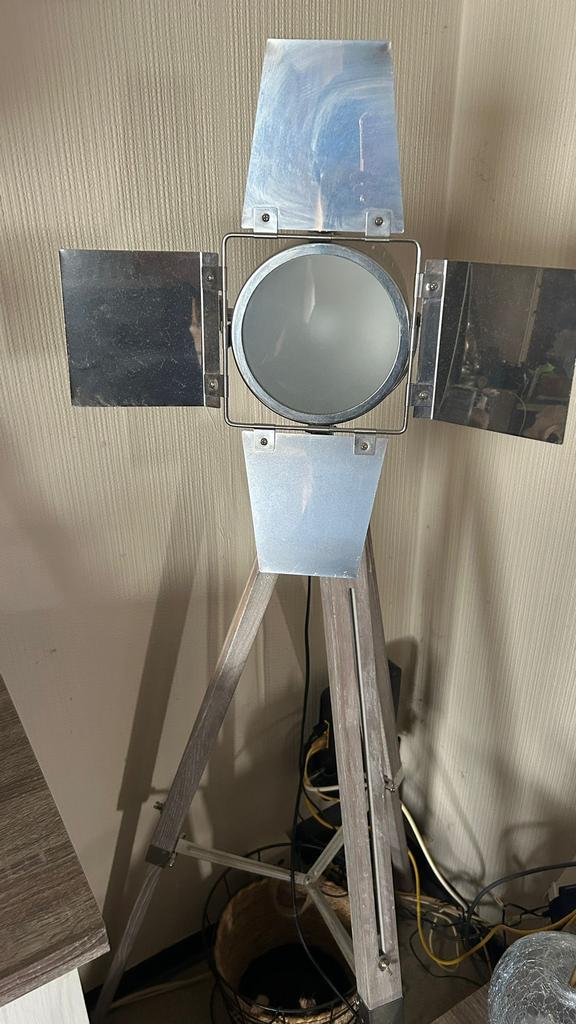 Grande lampe spot.  Hauteur 1metre 55 écart des pieds 50, Ophalen, Zo goed als nieuw