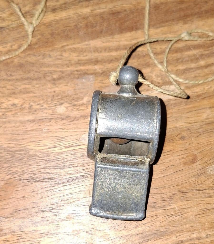 Ancien sifflet en  zinc avec bille en bois 1900/1930, Enlèvement ou Envoi