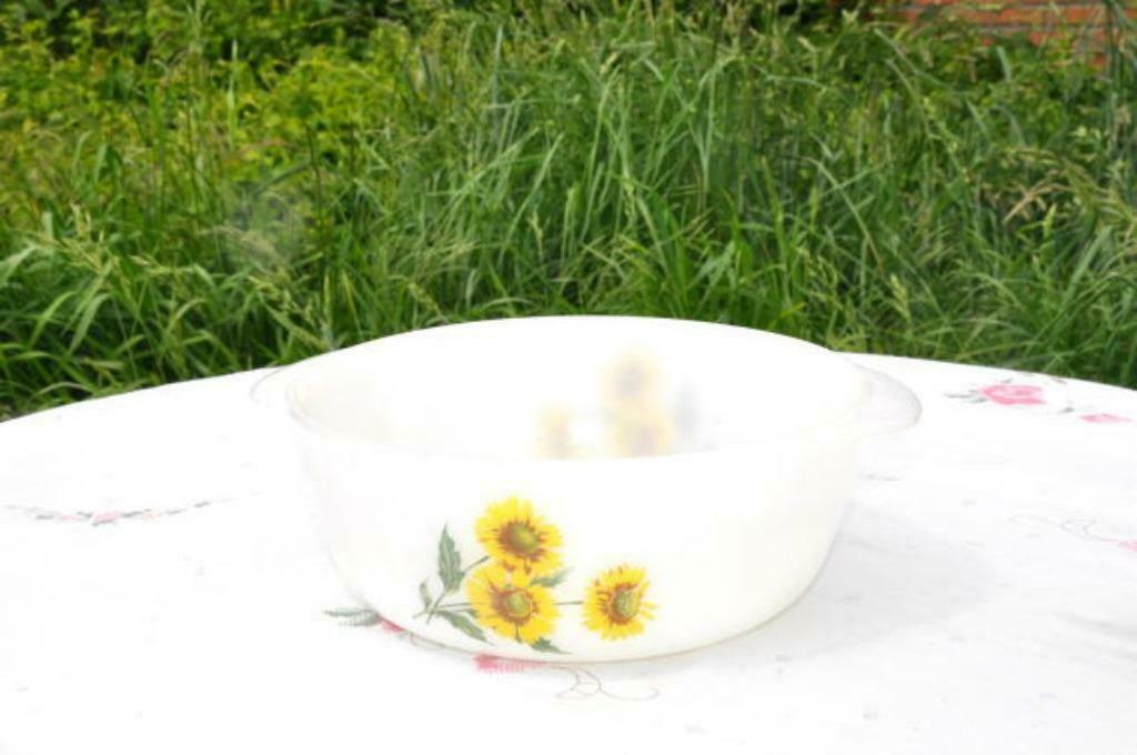 §  plat arcopal decor marguerites jaunes, Enlèvement ou Envoi, Utilisé, Autres matériaux, Autres types