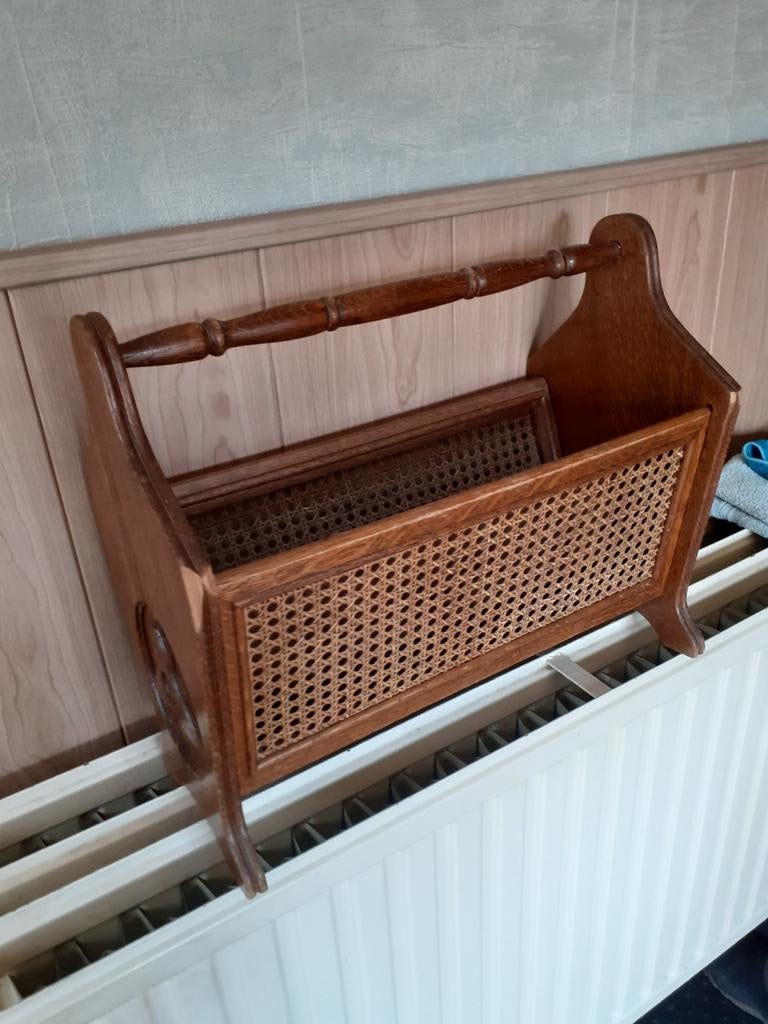 Archives et présentoir à journaux anciens. Bronzage, Enlèvement
