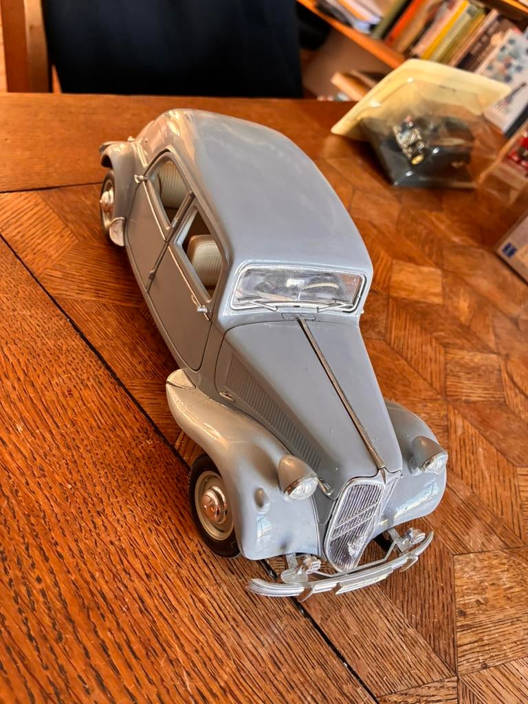 Citroen 15cv 6 cyl 1952, Hobby & Loisirs créatifs, Voitures miniatures | 1:24, Enlèvement ou Envoi, Comme neuf, Maisto