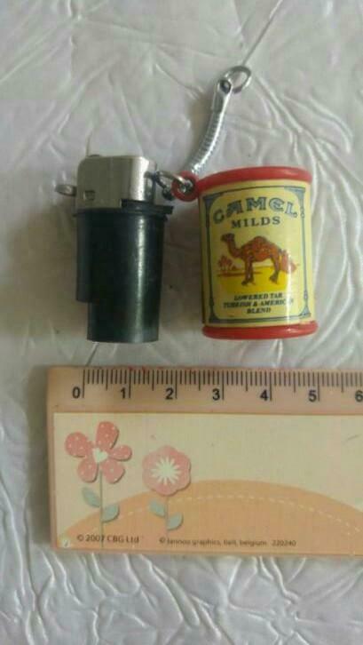 Briquet porte cle Camel milds rouge, Verzamelen, Rookartikelen, Aanstekers en Luciferdoosjes, Ophalen of Verzenden, Gebruikt, Aansteker