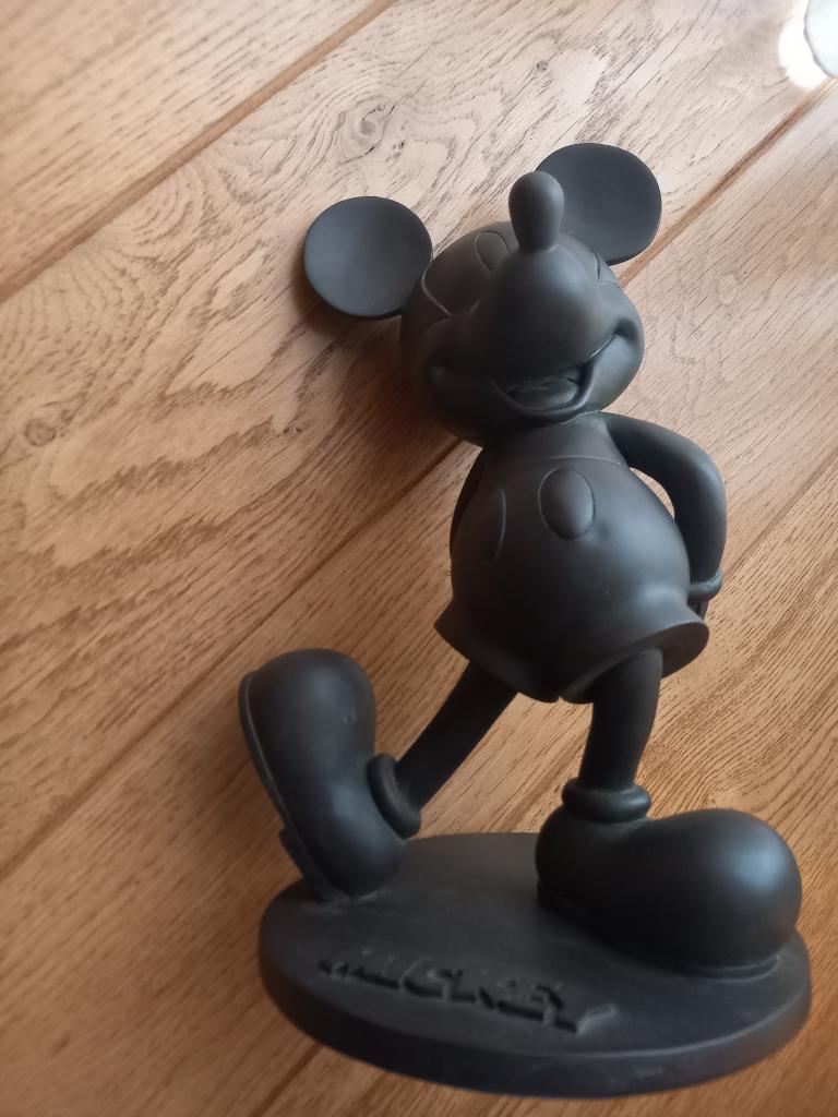 Mickey Mouse standbeeld, Enlèvement ou Envoi, Mickey Mouse