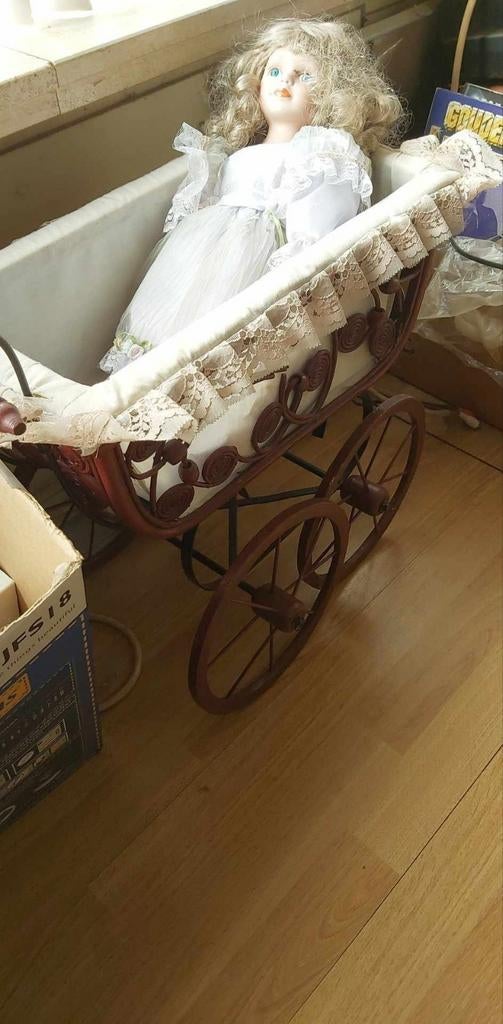 poppenwagen met pop, Ophalen