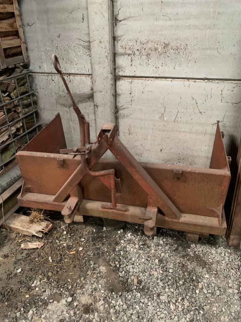 Kantelbak en pallethaak voor tractor, Ophalen