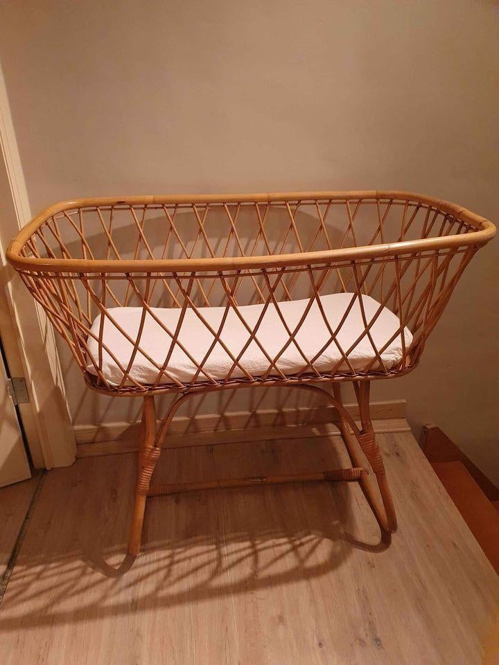 Berceau / lit bébé en rotin + matelas et accessoires, Enlèvement, Comme neuf, Berceau