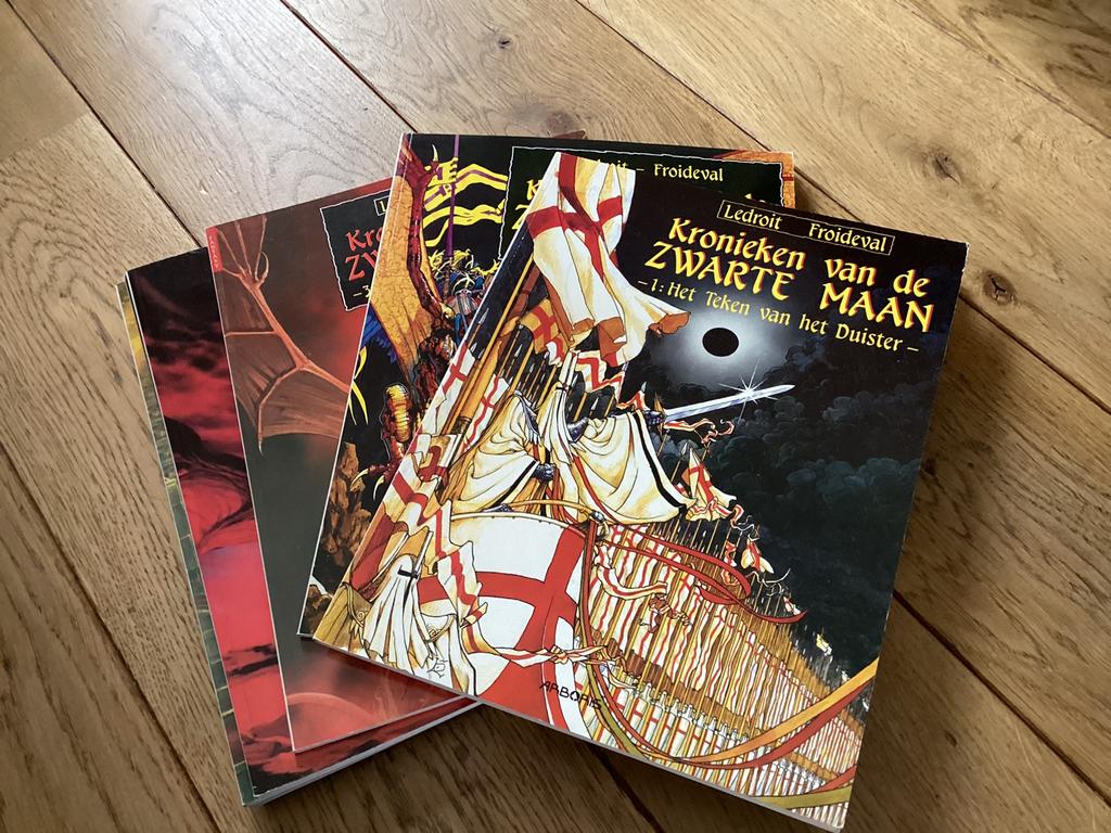 Kronieken van de zwarte maan, Boeken, Ophalen of Verzenden, Zo goed als nieuw
