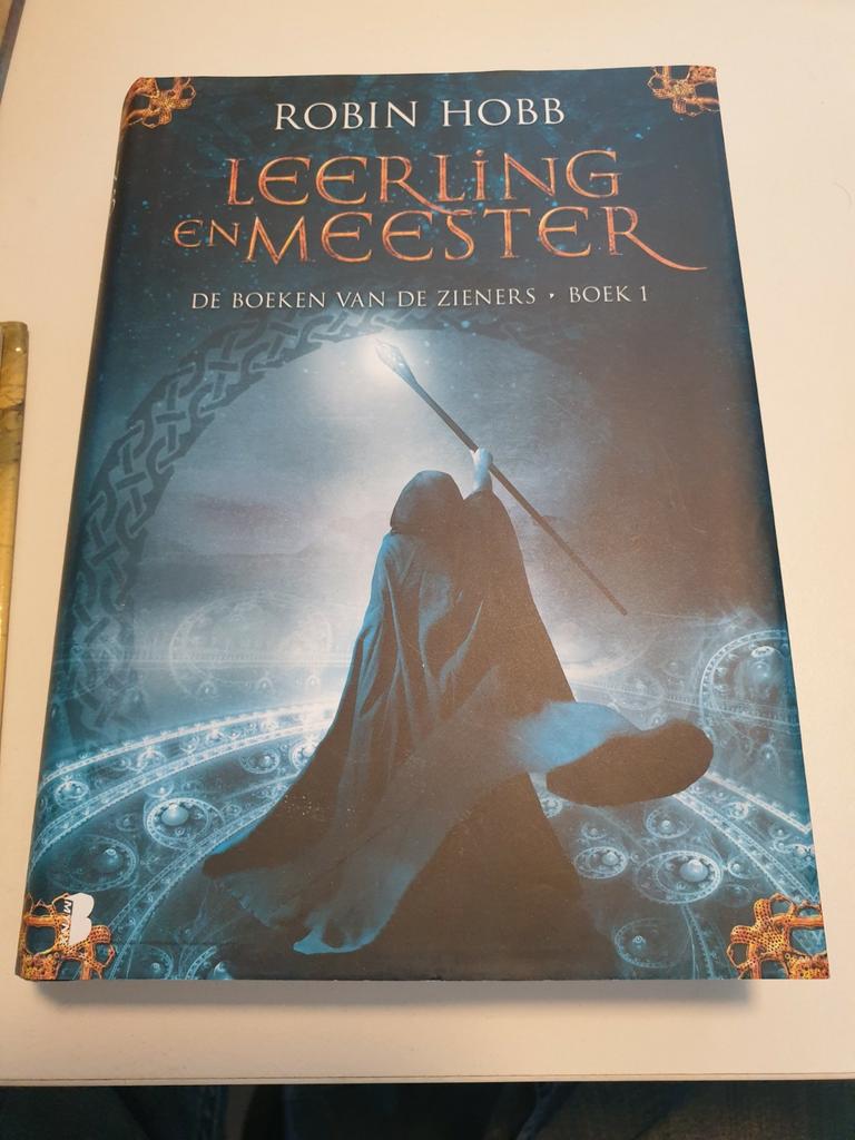 Robin Hobb - Leerling en meester BOEKEN VD ZIENERS 1, Boeken, Fantasy, Ophalen of Verzenden, Zo goed als nieuw, Robin Hobb