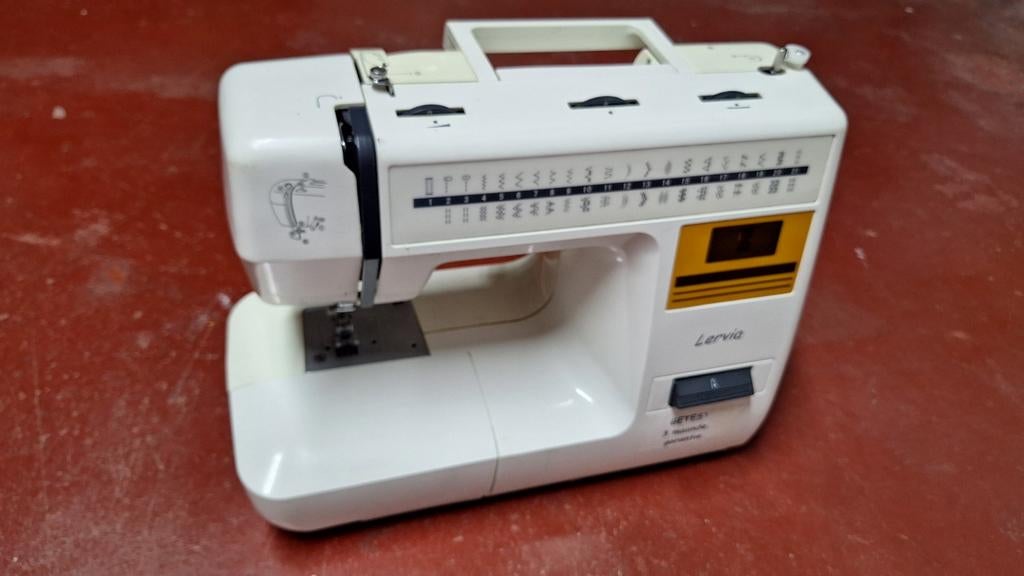 Elektrische naaimachine met voetpedaal., Hobby en Vrije tijd, Ophalen, Naaimachine