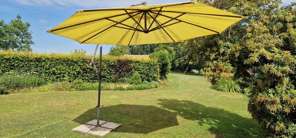 Parasol vrijhangend, geel, 3m diam. met voet en grindtegels, Tuin en Terras, Ophalen