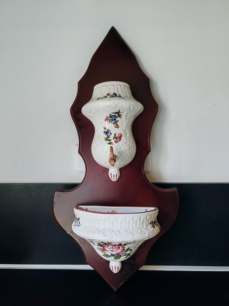 Wandfontein van aardewerk met houten steun, Ophalen of Verzenden