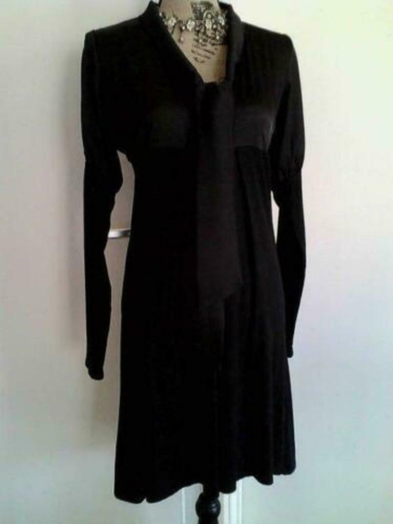 "LIU JO" sobere jurk, T36 litle black dress satijn mouw, Zwart, Ophalen of Verzenden, Zo goed als nieuw, Knielengte