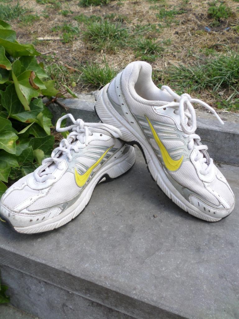 Baskets Nike fille blanches et jaunes lacets taille 37,5, Enfants & Bébés, Enlèvement ou Envoi, Utilisé, Chaussures de sport, Nike