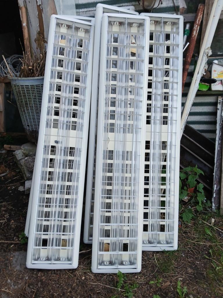 Plafonniers  160 cm sur 30 cm et 7 epai, Bricolage & Construction, Enlèvement ou Envoi, Comme neuf, Autres types