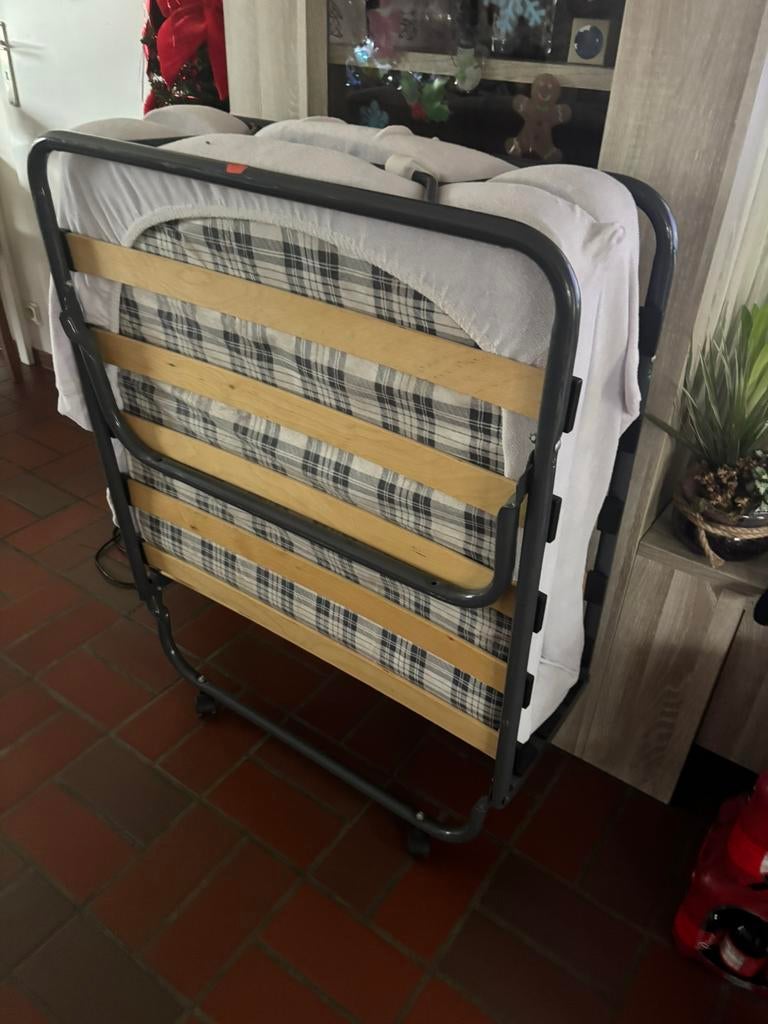 Plooibed. Vouwbed logeerbed, Ophalen, Gebruikt, Eenpersoons