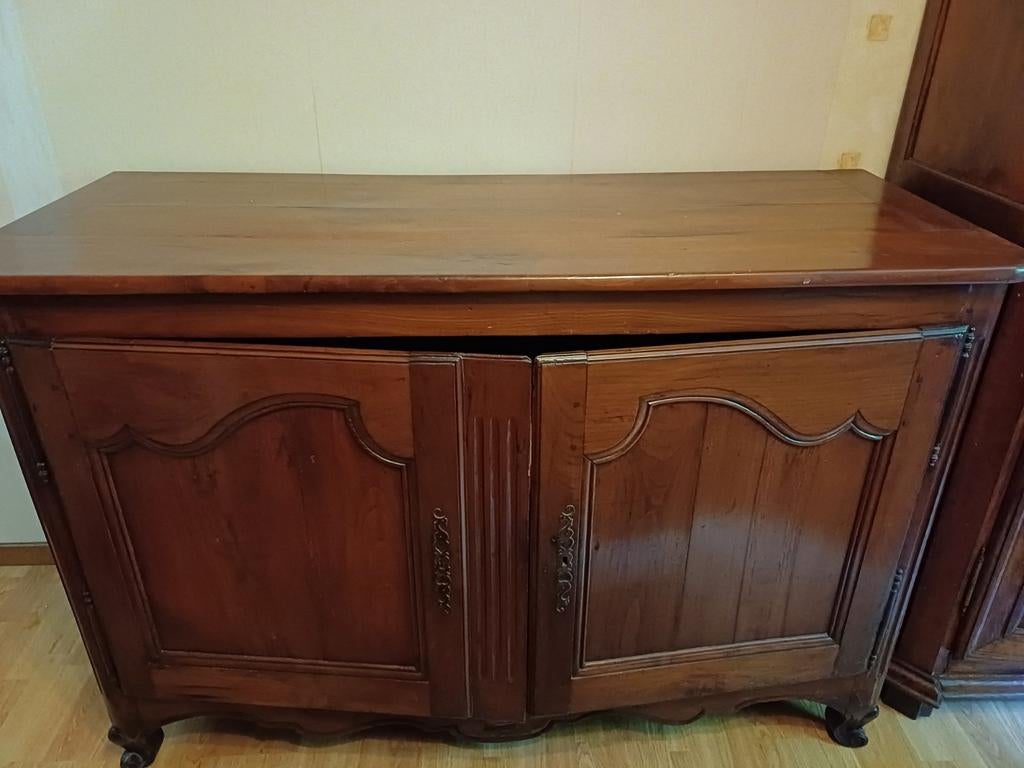Buffet en merisier et noyer massif. Style Louis XV., Maison & Meubles, Enlèvement, Comme neuf
