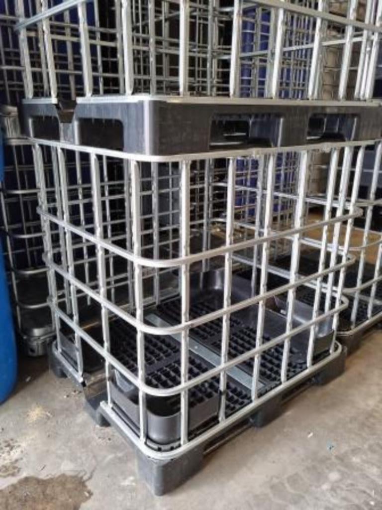 Cages IBC sur palettes en plastique (tonnes, barils), Enlèvement, Comme neuf, Synthétique