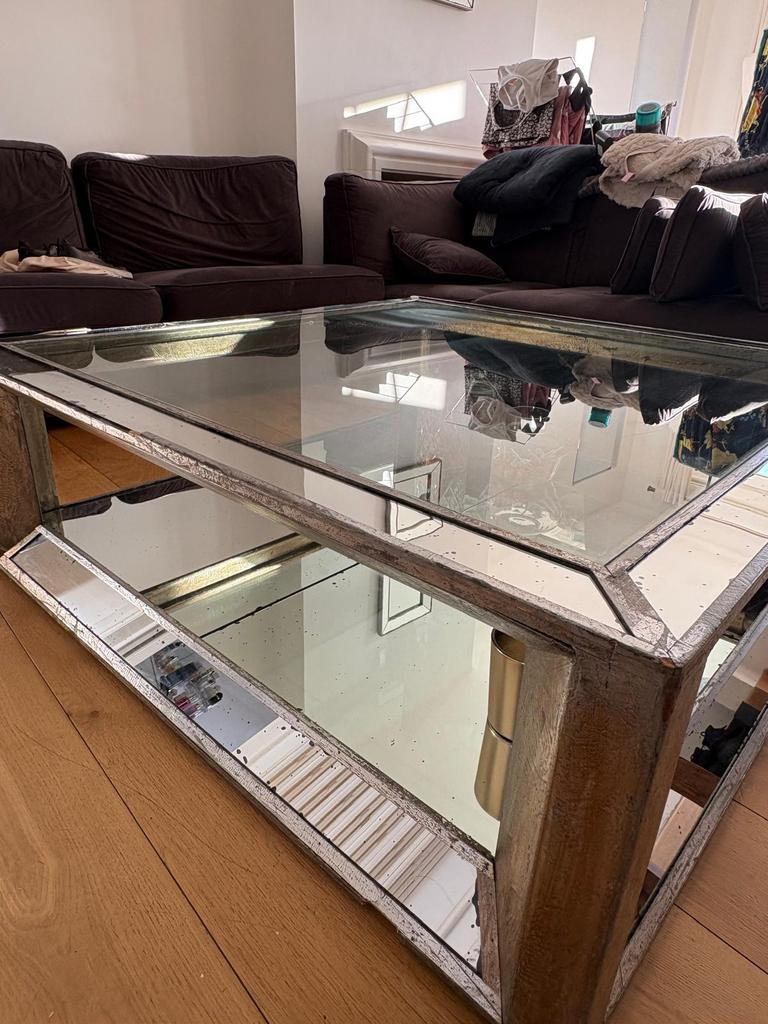 Table en verre, Enlèvement