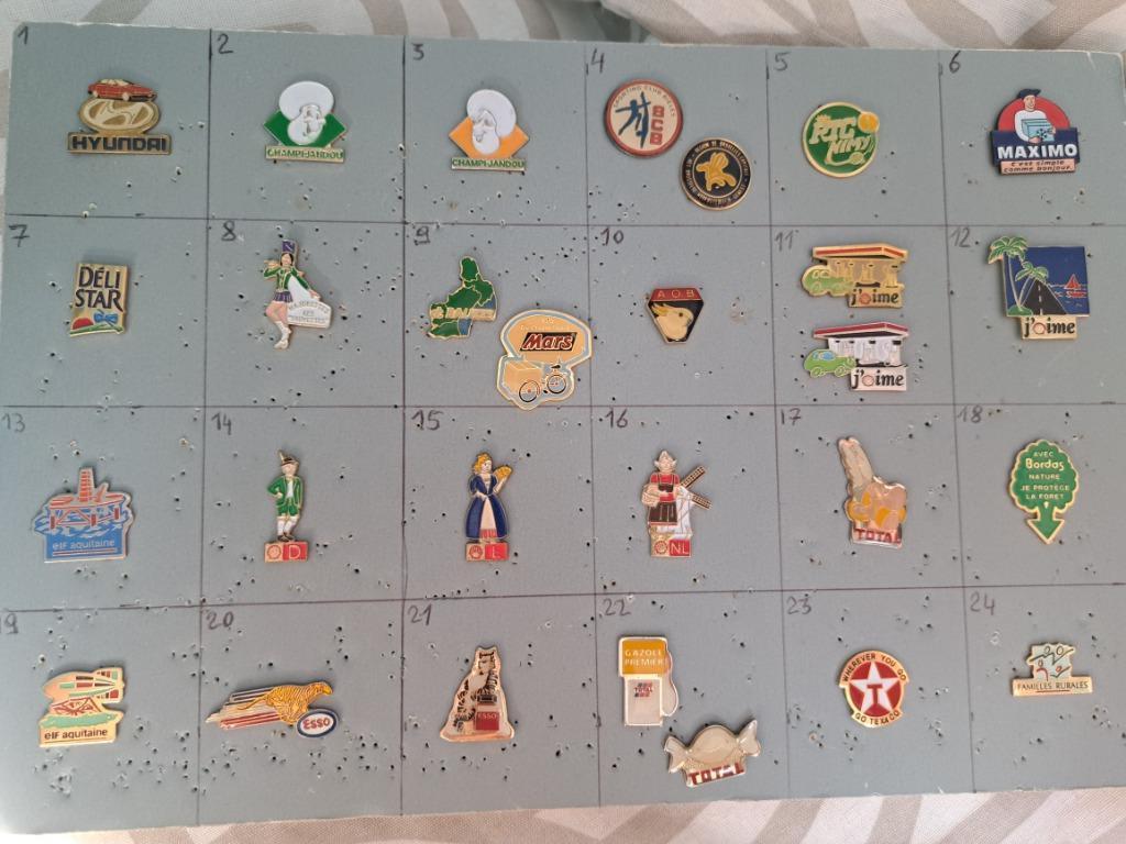 Pin's pins bij de doos zie foto's en nieuws/lees de aankondi, Ophalen of Verzenden