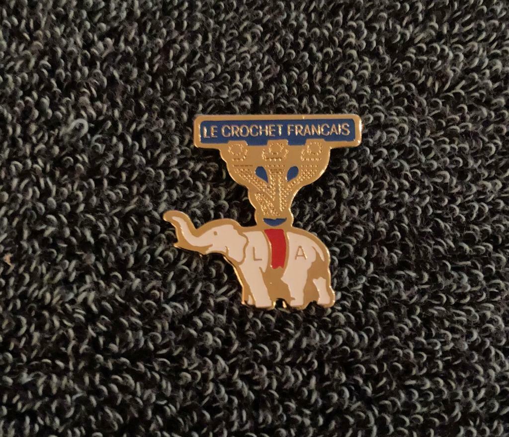 PIN - LE CROCHET FRANCAIS, Envoi, Comme neuf, Autres sujets/thèmes, Insigne ou Pin's